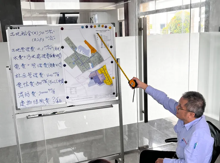 世紀鋼構企業徐發信協理為台灣東南亞籍男亞協會參訪團進行簡報。