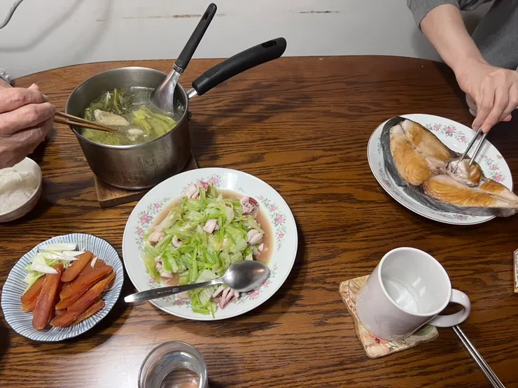 媽媽初一當天還下廚做晚飯，這天的主角是透抽炒芹菜和高麗菜、煎一大尾土魠魚，那鍋湯是長年菜，還有烏魚子