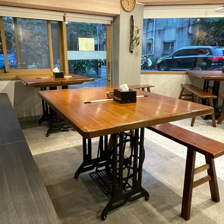 內用桌是裁縫機變身的