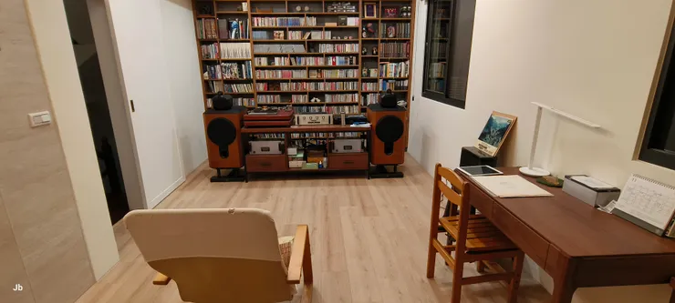 一樓房間老婆專用的書桌暫置音響室