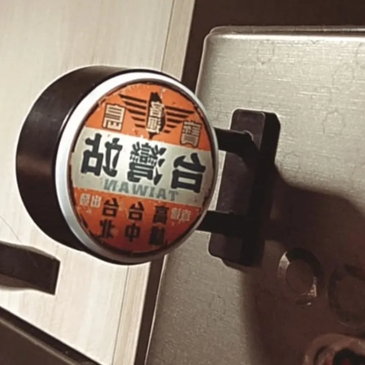 我送了一個台灣磁鐵給她 (會發光喔,也很可愛)