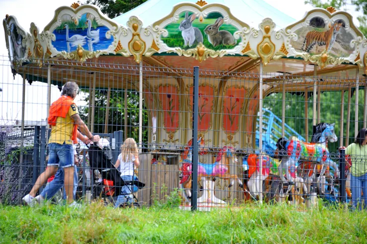 【河流草地池塘森林與沃邦城堡 有兒童嬉戲市民慢跑綿羊吃草！大公園一角的兒童遊樂場。】