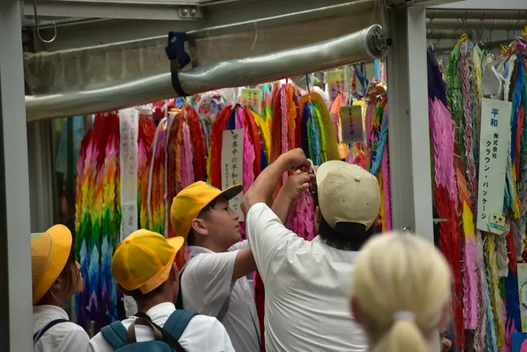 許多校外教學的孩子折了許多千紙鶴，也是個學習歷史參與歷史的好機會