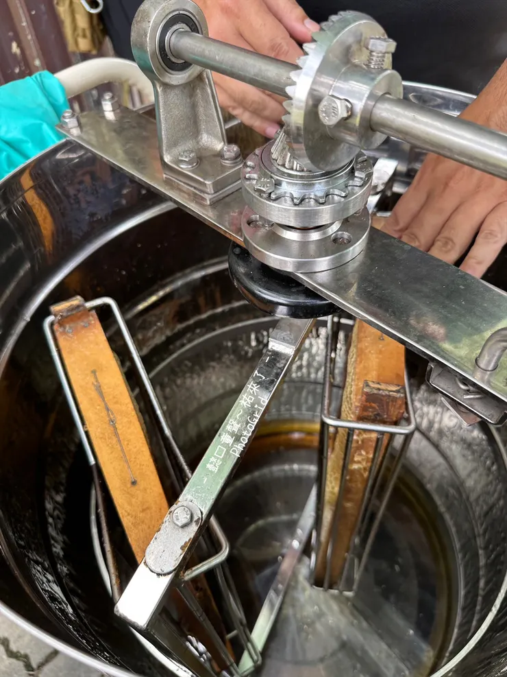 將蜂巢一片一片放入取蜜機就可以進行操作。