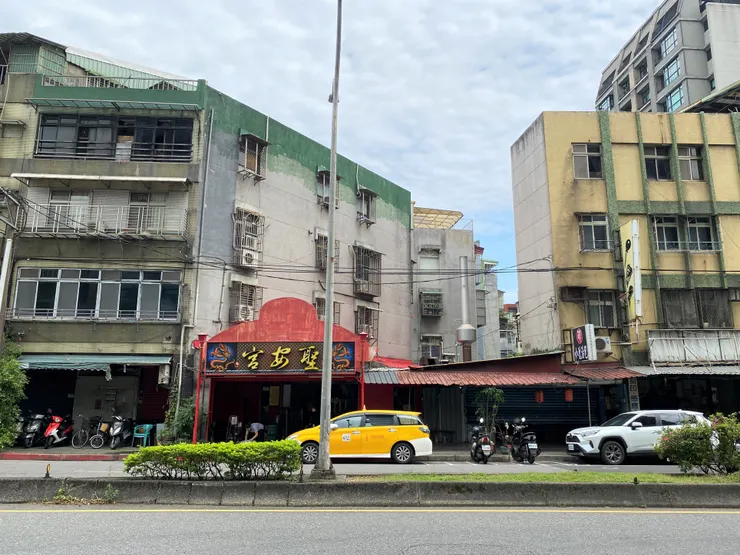 聖安宮蓋在萬盛溪河道上，後方可見折角公寓，便是河道的路徑