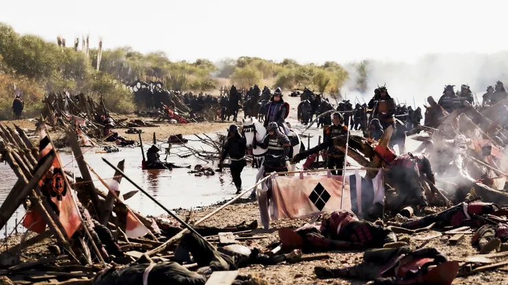 傳聞東映看到古澤劇本只涉及信長與濃姫的愛情故事，批准成本十億拍攝，但大友啟史經常忽然加插劇本沒有詳細描述的合戰大場面，導致超支接近翻倍達二十億，雖然數字存疑，但戲中的確有很多看似氣勢磅薄的過場畫面，與古澤劇本調性有衝突。