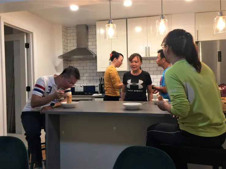 大家都喜歡聚在廚房聊天