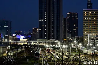 調車場停放的車輛以JR東海的柴油列車為主，背景高樓林立和寬闊的調車場形成極大反差