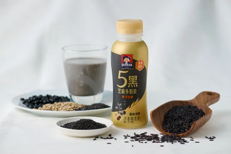 圖說:「5黑」芝麻多穀飲以黑芝麻為主體,搭配黑色穀物與豆類食材,帶出較濃厚的穀香_