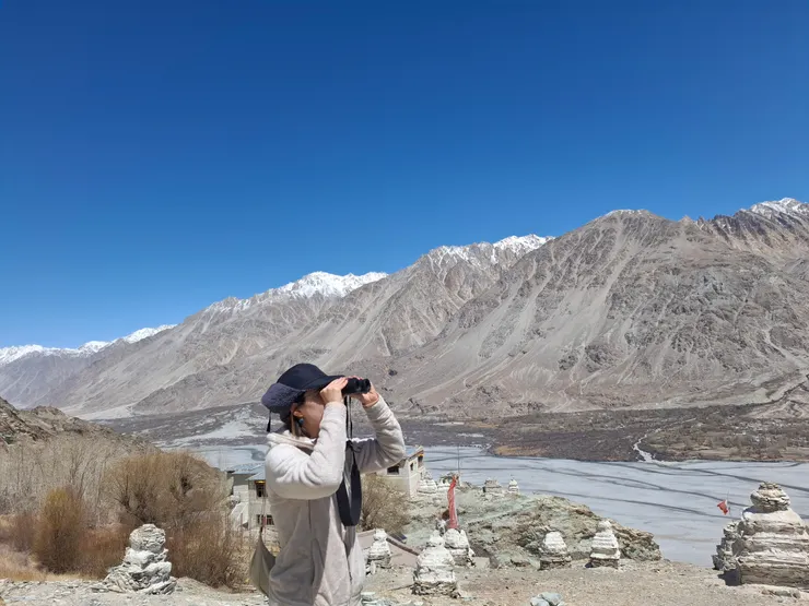 背後一堆堆白色小塔就是佛塔