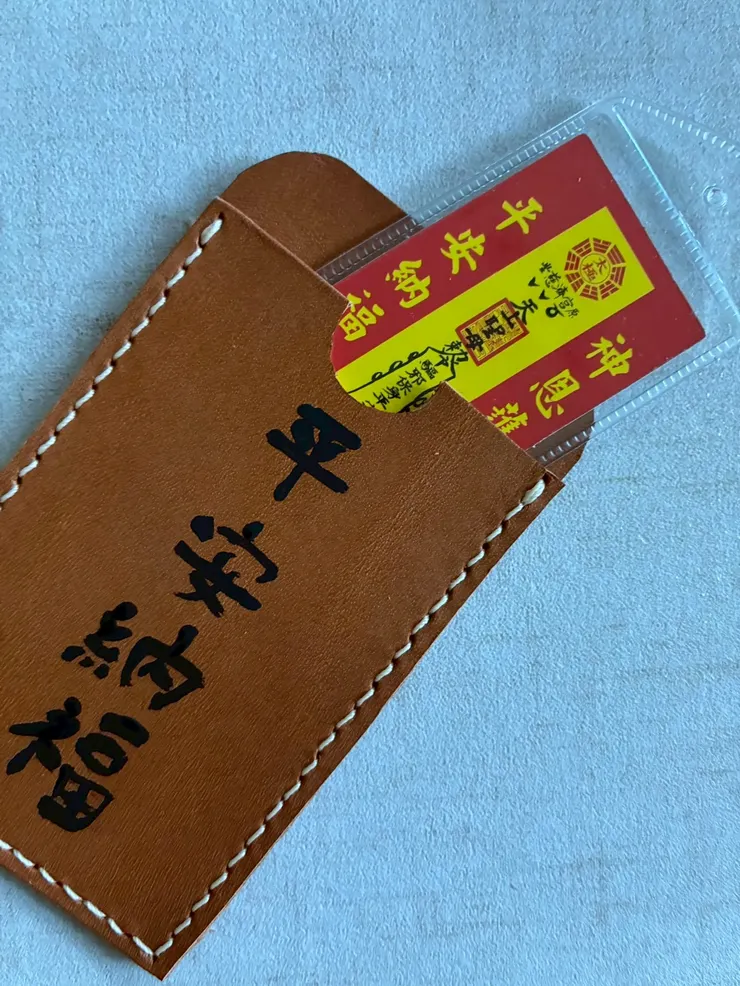 大尺寸的平安符收納套可以放得下拍立得大小的相片