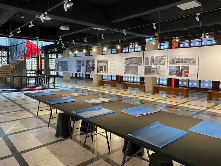 展覽中央長桌上擺放了幾棟建築的施工藍圖