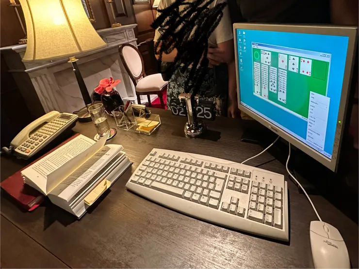 另一邊就是李心兒醫生的工作桌,除了厚厚的心理學書籍,還有玩經典電腦遊戲「接龍」的電影螢幕!