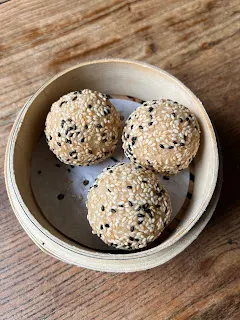 因為正面去想像未必能得到很大的效果，那就反著來，因為有這些負面情緒的存在，剛好用來練習轉念，以增加顯化法則的熟練度。不過即使是知道反面思考的重要性，也常會被帶入主流的浪潮之中。但這也是很正常的，被沖走就再回到岸上就好，不隨波逐流，要走自己的路，就得要經常的獨立思考才行。