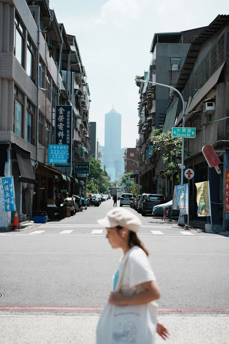 從我道路前經過的旅人，我們可能就只是擦肩。