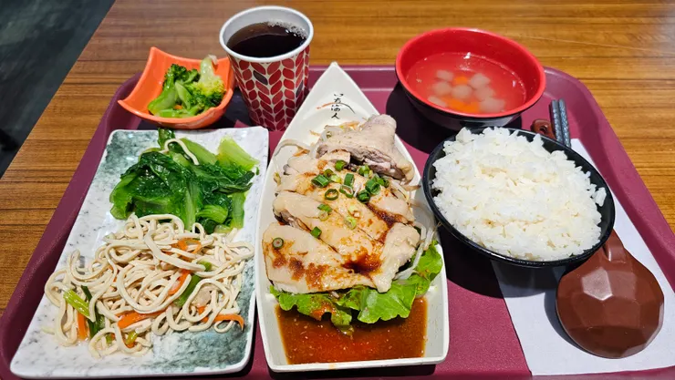 這是家樂福經國店的海南雞腿飯套餐!超級豐盛!飲料還能免費續杯只要180元!