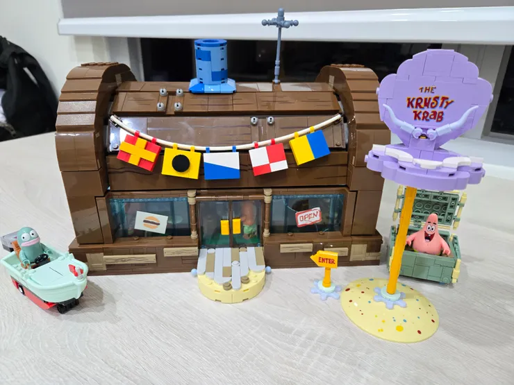 餐廳、招牌、船、和垃圾箱