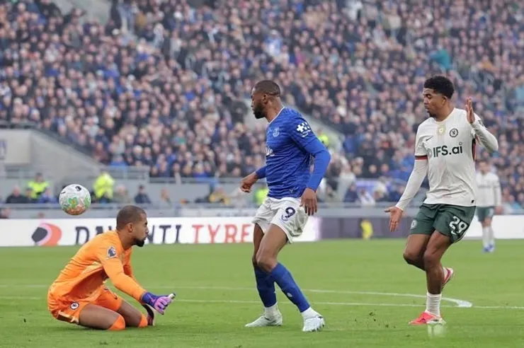 比圖挑射入網助愛華頓領先1:0