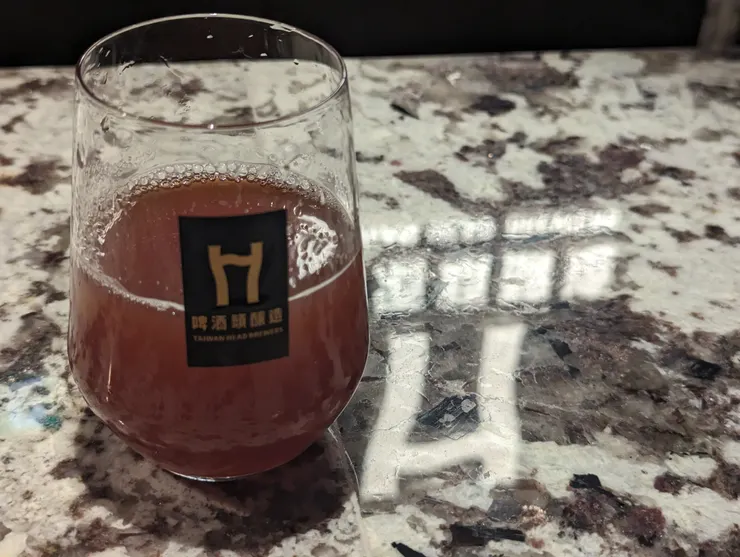 酒體暗紅色，稍微混濁