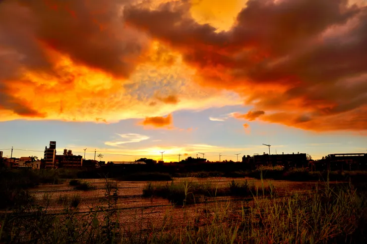 【落日回收灼人熱氣燒紅了西天】