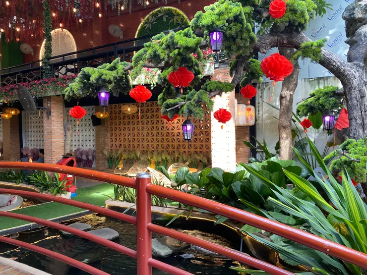 可愛的人造河與小橋