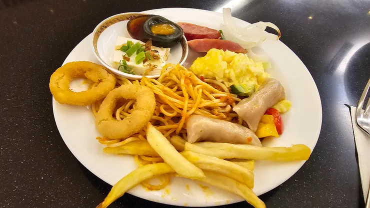 高雄海霸王城市商旅真愛館的早餐居然有海霸王燕餃可以吃!真的很海霸王呀!