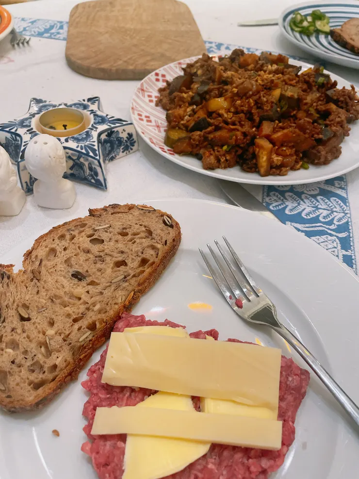 我跟host的晚餐。下面紅紅的是生牛肉，上面有奶油跟起司。上面那道是我煮的魚香茄子。