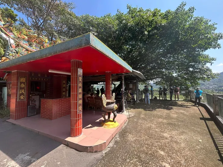 圖08 貓巡坑福德宮，有很多桌椅，可以坐下來靜靜欣賞當前美景