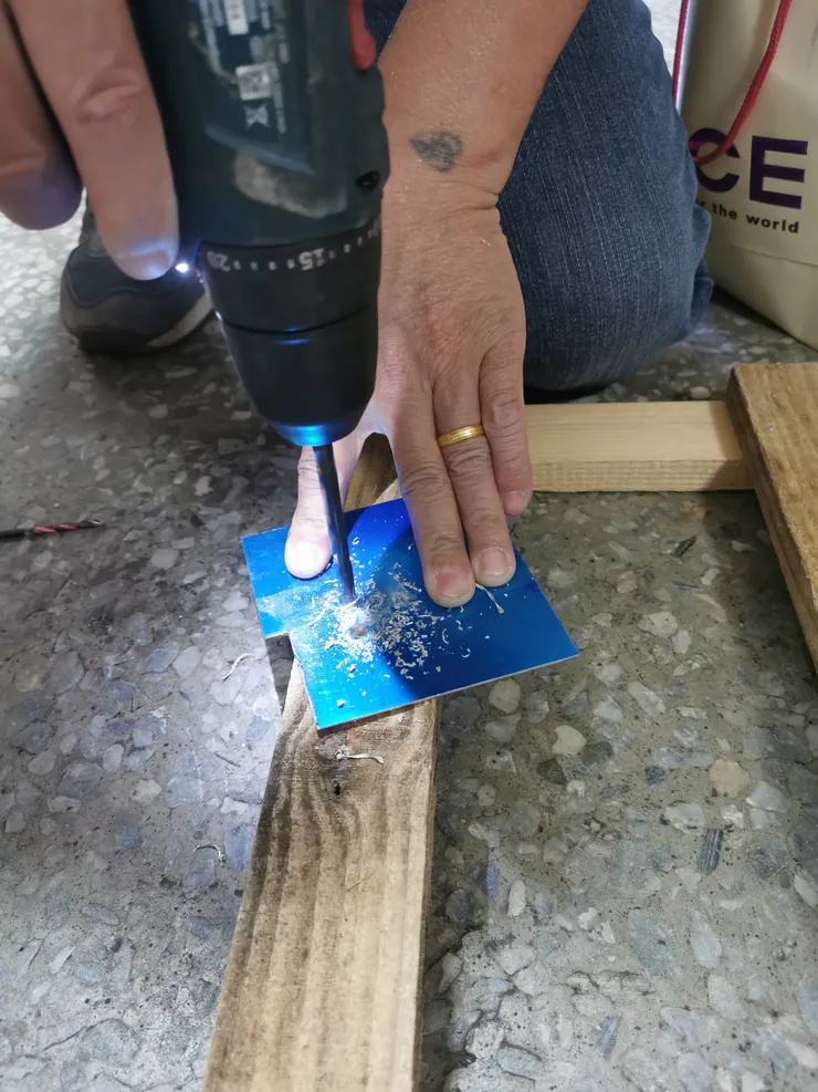 部分轉彎處，用鑽孔的方式，切出圓弧狀。