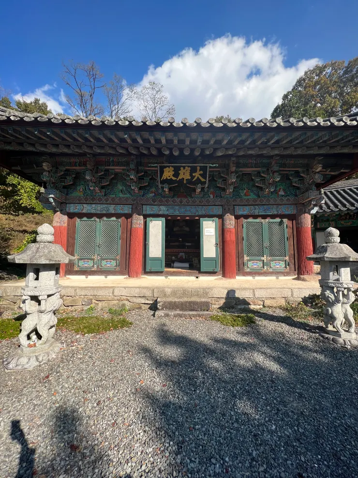 這裡的佛陀像因為製作材料的緣故，整體是白色的，和別處寺廟的佛陀像不同