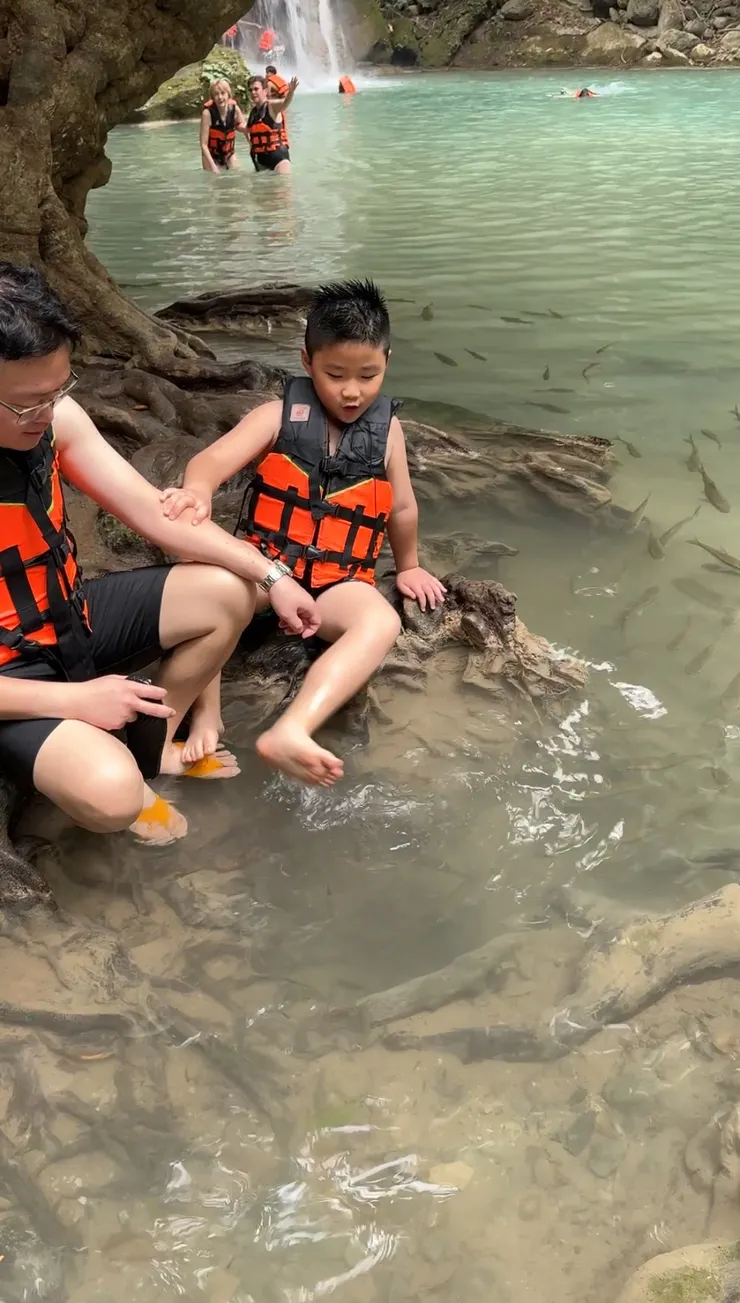 對面坐著幾位外國朋友，也是被咬幾下就快速起身XD