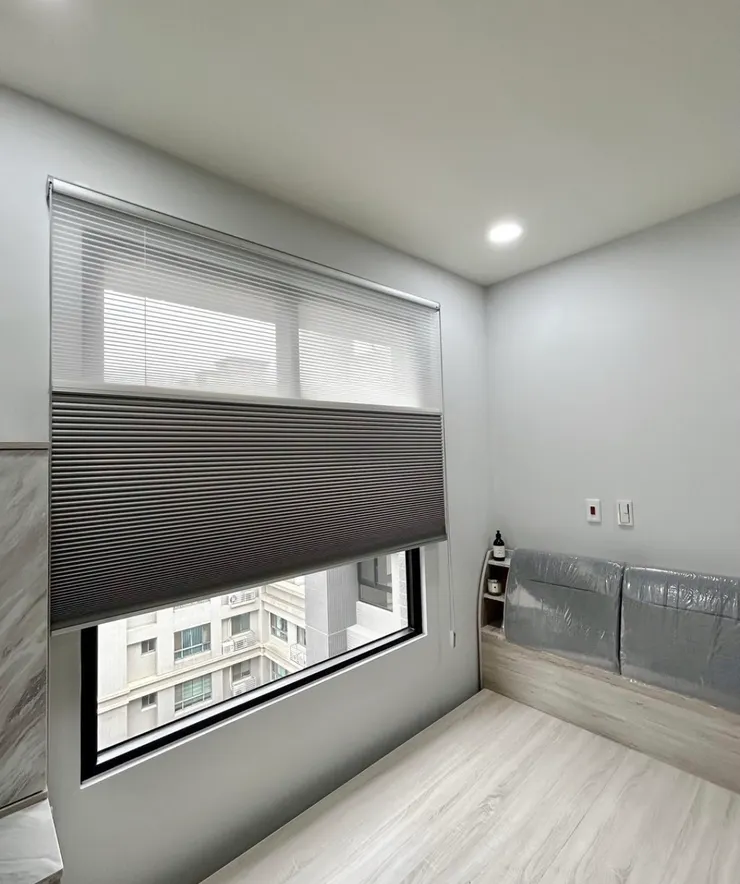 灰色遮光風琴簾配上得利灰色塗料、灰色床組打造的灰色主臥室，真的超好睡。