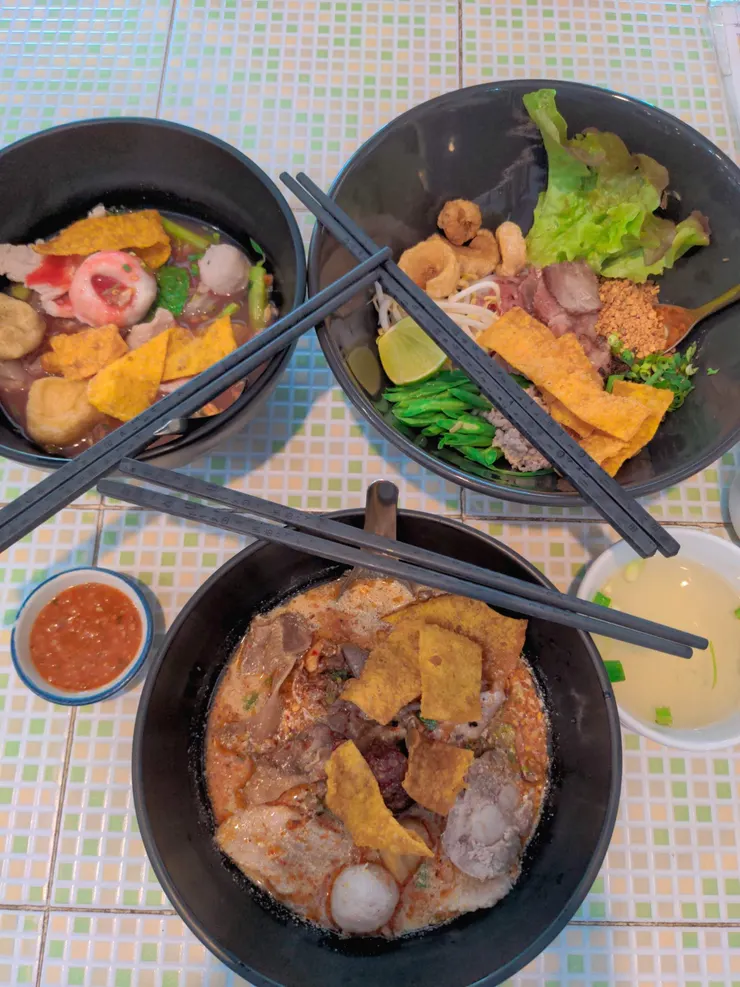 麵大概長這樣，不錯吃(右上：乾的東央麵，下：湯的東央麵，左上：忘記是什麼...然後這三碗是兩個女人吃的量)