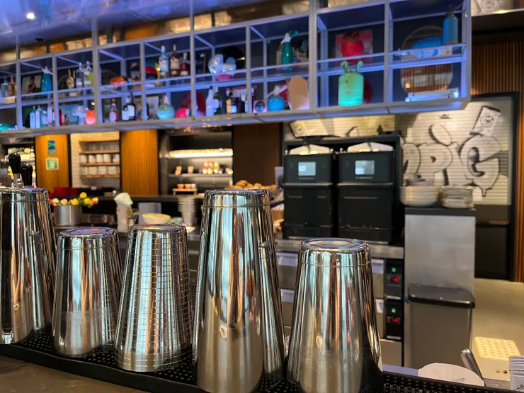 柏林機場慕奇夕酒店(Moxy Hotel)吧檯