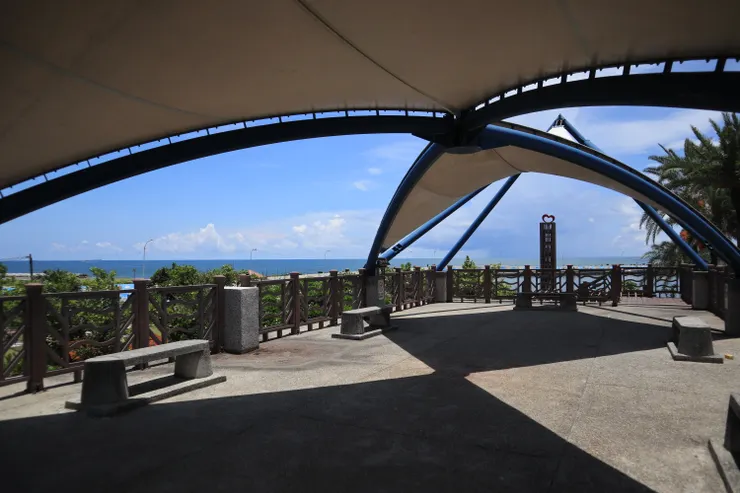 在觀景台勇遠眺台灣海峽