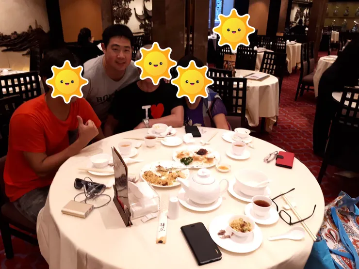 這是2019年我們全家人在香港鏞記酒家的合影!