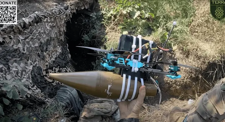 基於第一人稱視角競速無人機改裝的自殺無人機，這種簡單的改動就能讓無人機變成高度靈活的人在迴路控制導引武器，憑藉良好的機動性能夠自由選擇攻擊角度從目標薄弱處進行打擊。在砲彈與飛彈緊缺的烏克蘭，FPV自殺無人機是重要的補充打擊手段。