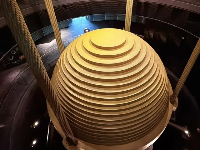 在台北101大樓第八十八層和九十二層之間便可以看到這個巨型 damper。