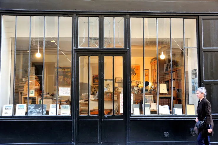 【瑪黑區街頭漫拍，走過書店(藝廊？)前的銀髮婦人。】