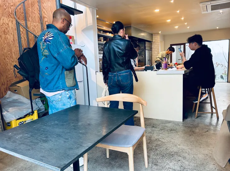 除了當地人外，也一直有歐美觀光客和我們前天一樣，沒有預約就造訪