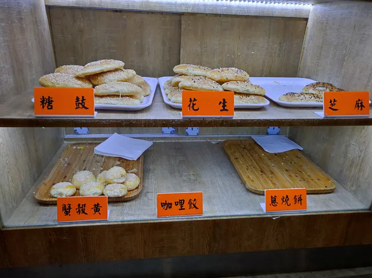 生意太好了，咖哩餃和蔥燒餅都賣完了