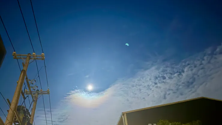 滿月所捕捉到的彩虹光暈 (Photo by Carrie, 2025, Taiwan)