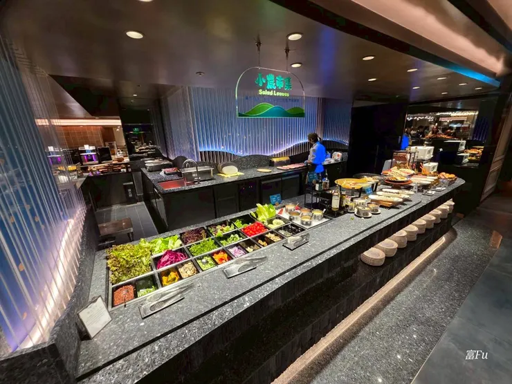 小農市集。各式生菜沙拉、冷盤、麵包。