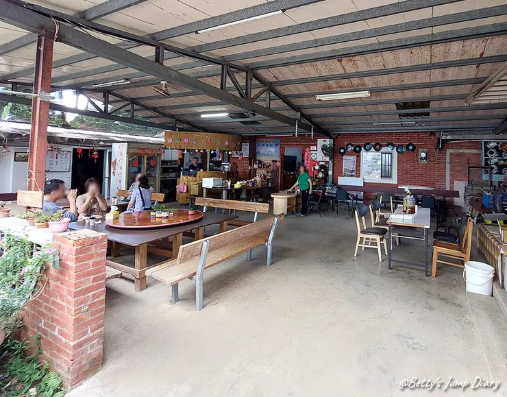 ▲桃園龍潭「穧粑崠咖啡農場」、「越軌咖啡」/ 圖片來源：Betty's Jump Diary