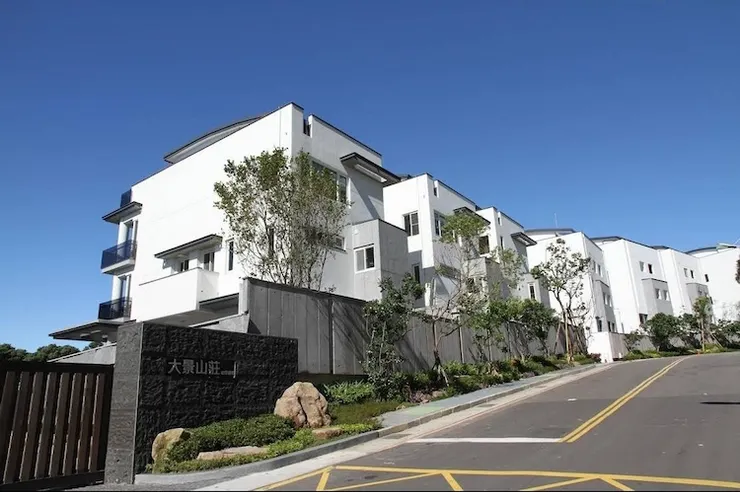 591有託售資料，【大景山莊】已經接近山頂，由於開價上億，本蛙沒有緣分進場一遊，但是否值上億，就留待時間證明。2023年12月實際查訪，建物依舊整潔。