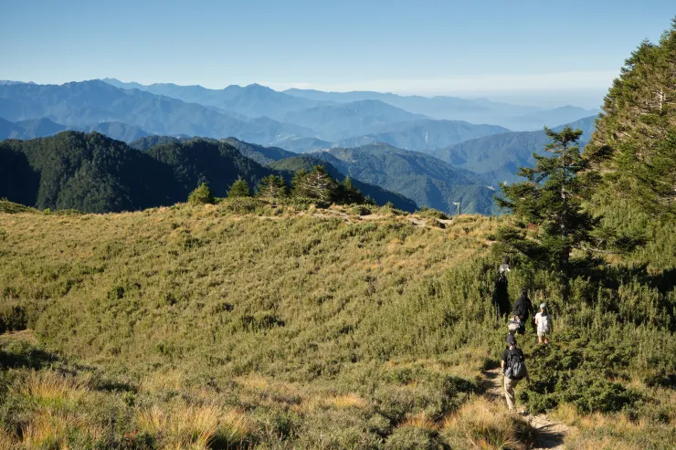 抵達三叉路口，這裡的標示牌及路徑都非常清楚明瞭。往右為西峰方向，我們直走往華岡前進（因為西峰已經去過不少次，這次就跳過西峰了）