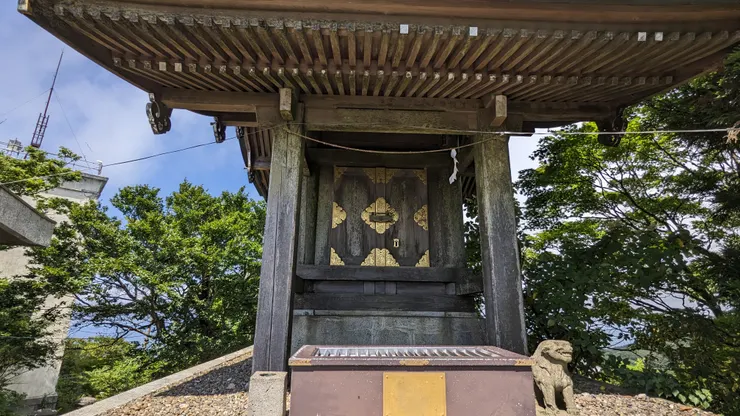 男體山上小神社