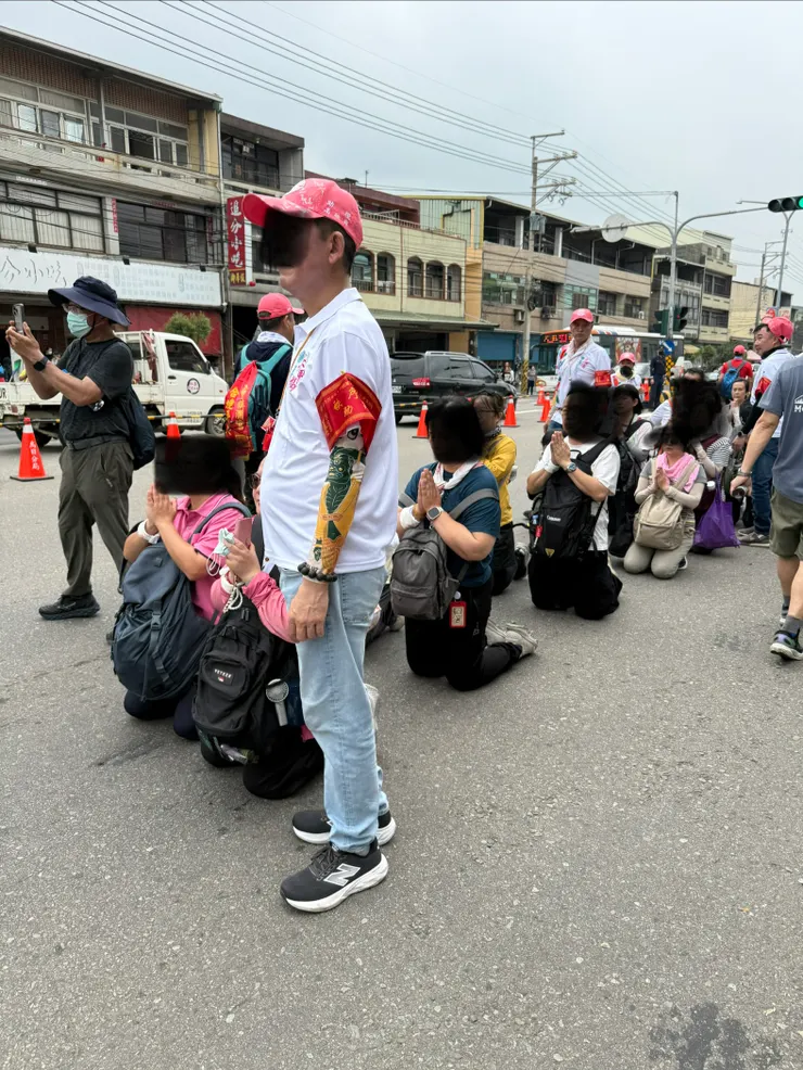 準備鑽轎底的信眾