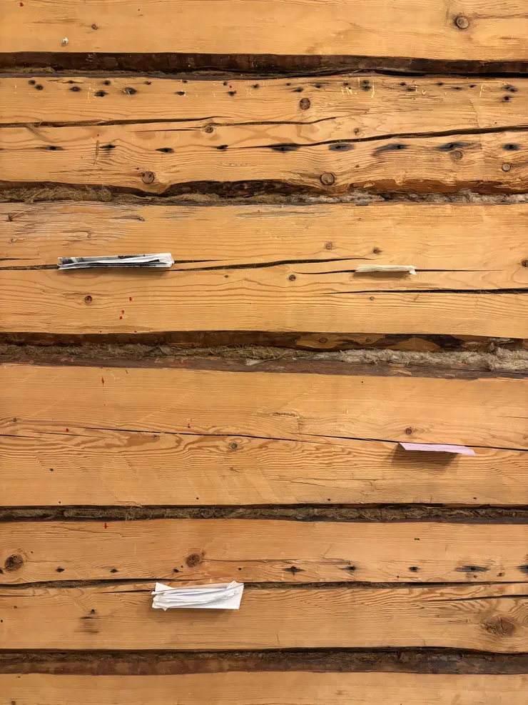 木牆上留下的紙條