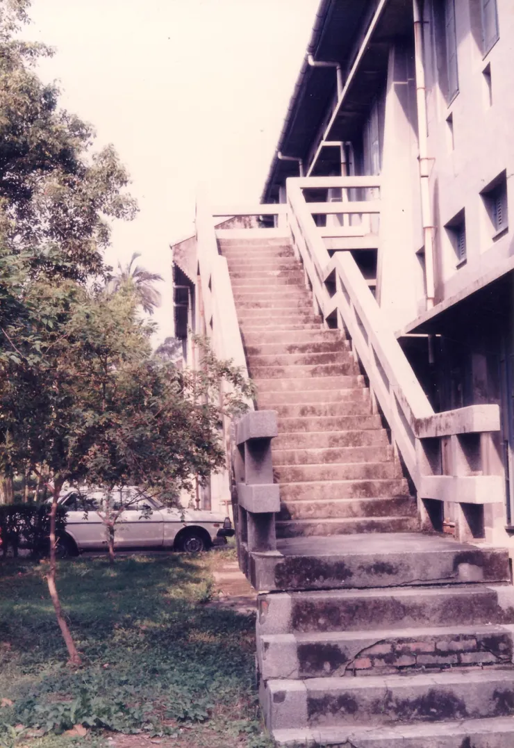 這是我在1988年任職台大機械系助教時拍攝的照片，走上階梯就是機械設計製圖室。當時旁邊有顆結實纍纍的桑葚樹，每天早上爬上這階梯，常順手摘幾顆桑葚往嘴裡塞，整天朝氣滿滿。